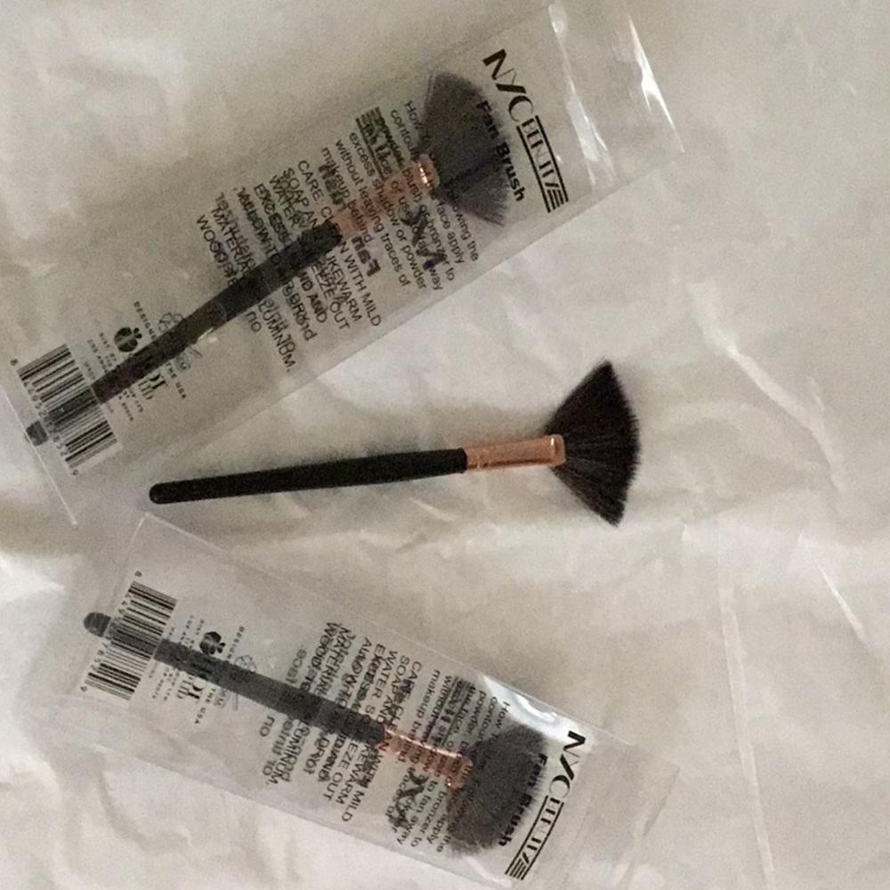 NYC Beauty Fan Brush